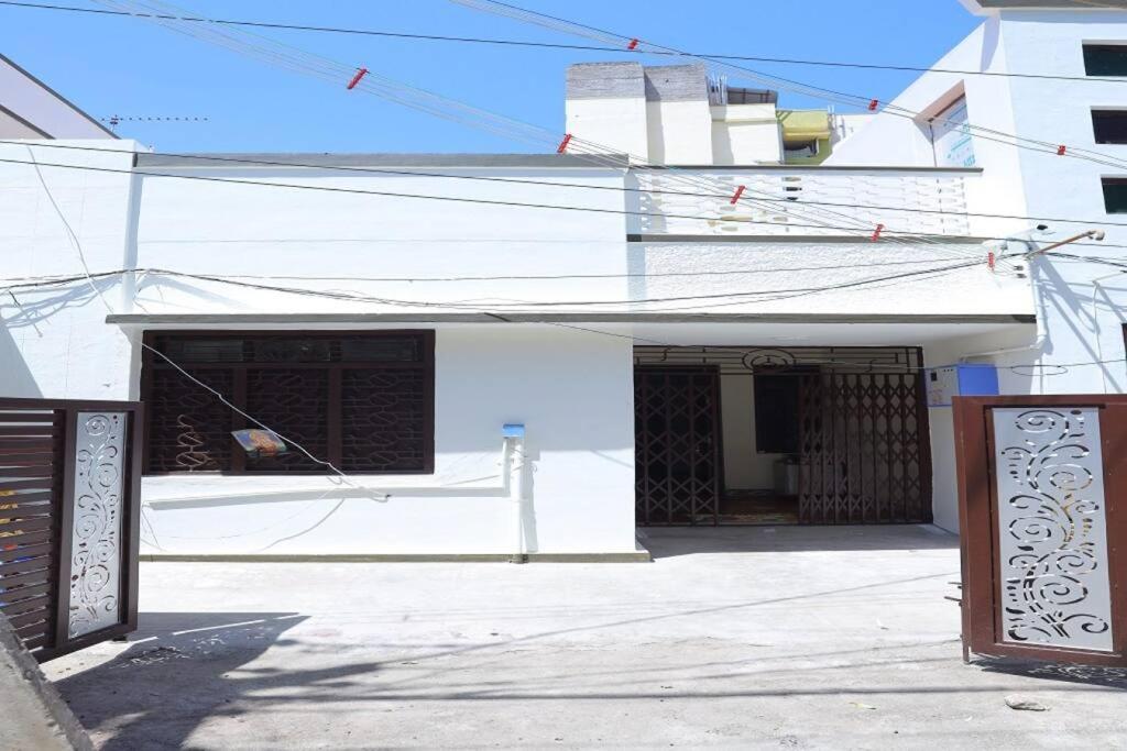 מדוראי Heritage Home With 3 Bed/3 Bath With Kitchen In A Residential Neighborhood. מראה חיצוני תמונה