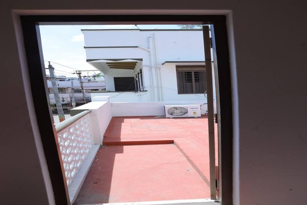 מדוראי Heritage Home With 3 Bed/3 Bath With Kitchen In A Residential Neighborhood. מראה חיצוני תמונה