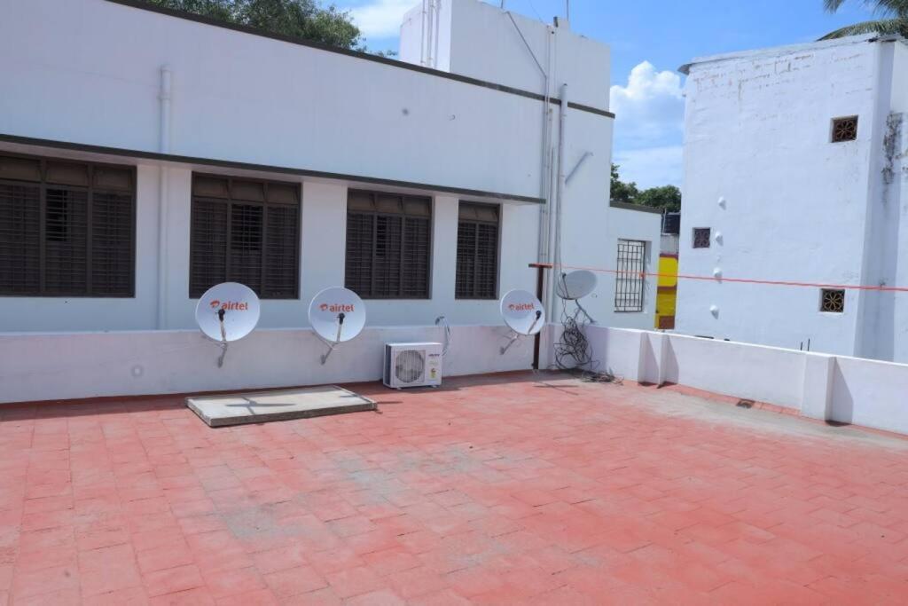 מדוראי Heritage Home With 3 Bed/3 Bath With Kitchen In A Residential Neighborhood. מראה חיצוני תמונה