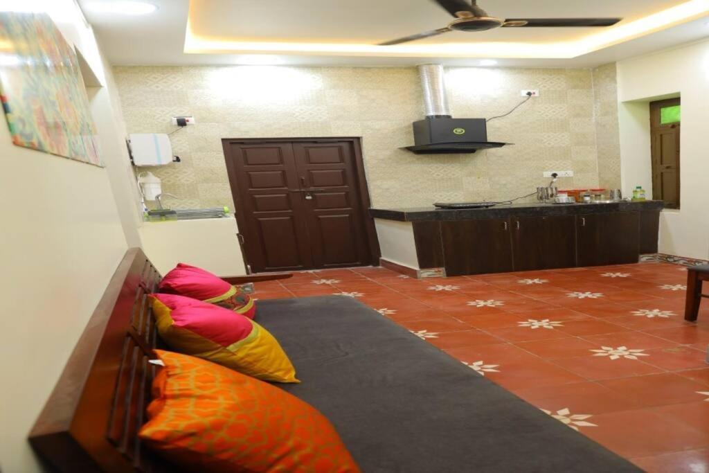 מדוראי Heritage Home With 3 Bed/3 Bath With Kitchen In A Residential Neighborhood. מראה חיצוני תמונה
