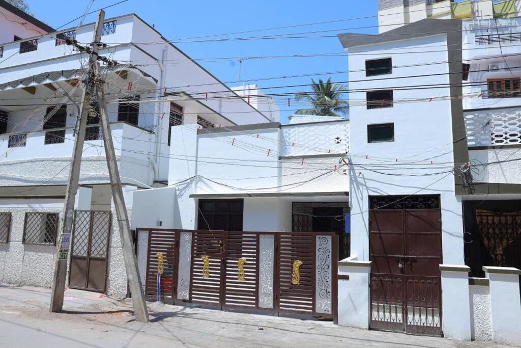מדוראי Heritage Home With 3 Bed/3 Bath With Kitchen In A Residential Neighborhood. מראה חיצוני תמונה
