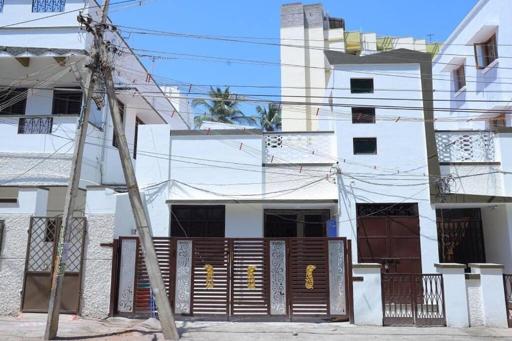 מדוראי Heritage Home With 3 Bed/3 Bath With Kitchen In A Residential Neighborhood. מראה חיצוני תמונה